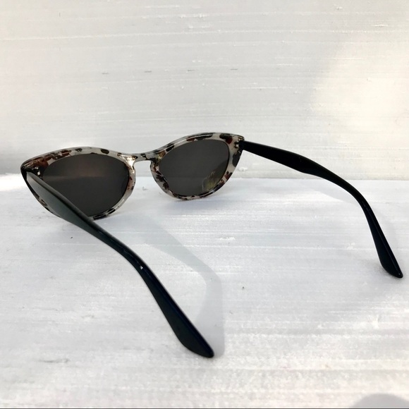 🕶Sophisticated Cat Eye Sunglasses 🕶 - Picture 3 of 6